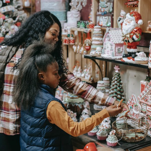 Mom and daughter improve Situational Awareness while Shopping in the Holiday Hustle and Bustle